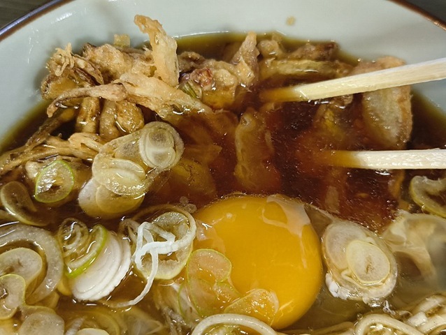 かき揚げを汁に浸す かき揚げを汁に浸す