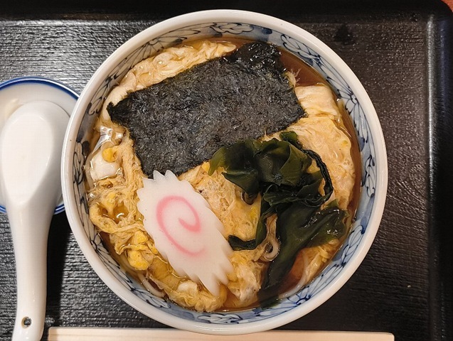 「琴富貴」の「玉子とじそば」でランチ。ふわふわとした黄色の「玉子」を背景に、「なると」の白とピンク、「海苔」と「わかめ」の深緑、そして「蕎麦汁」の濃い茶色。これらが実に見事なコントラストを描き、眺めているだけで食欲が倍増してくるのだよ（笑）。（琴富貴：墨田区吾妻橋1）