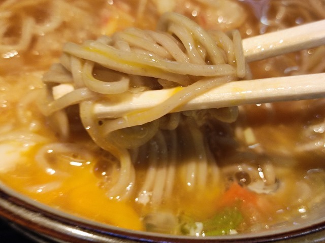 たまごを絡めて蕎麦を手繰る
