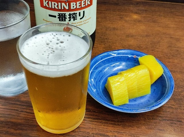 黄色いたくあんとビール