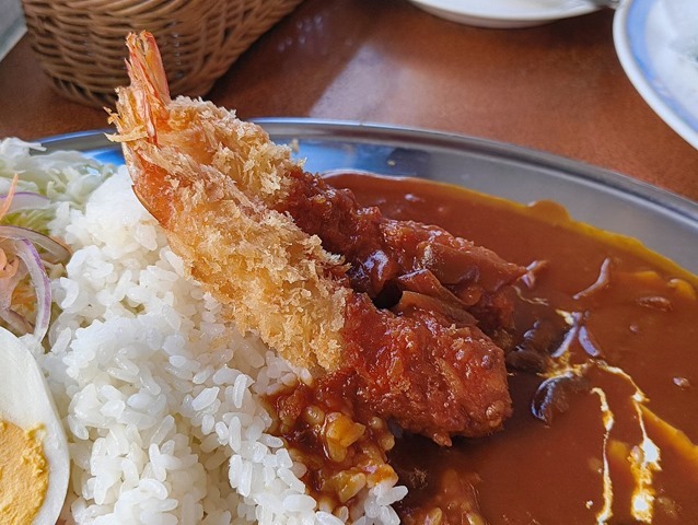 エビフライがハヤシソースを吸い込んでいる