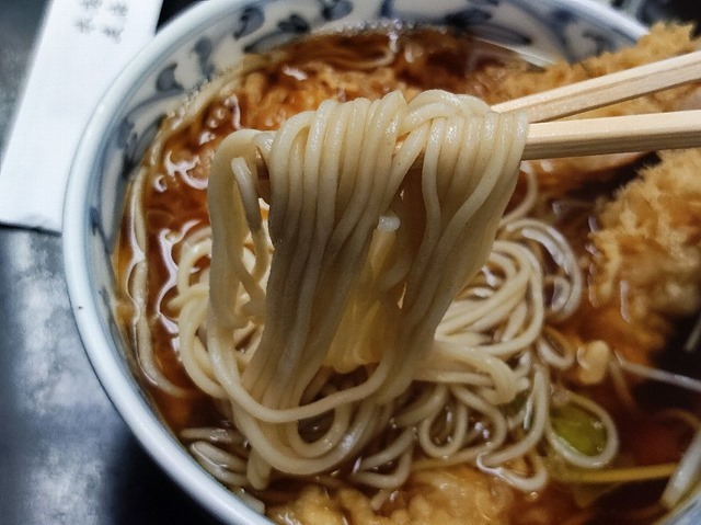 蕎麦を手繰る