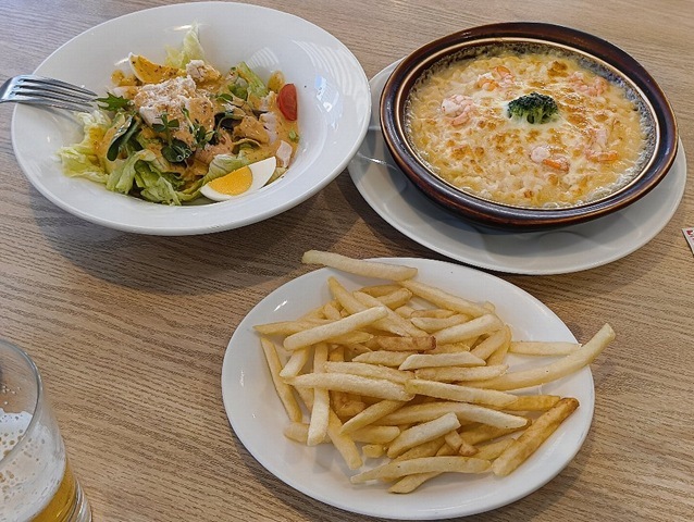 COBBサラダと家人の海老グラタンとフライドポテト