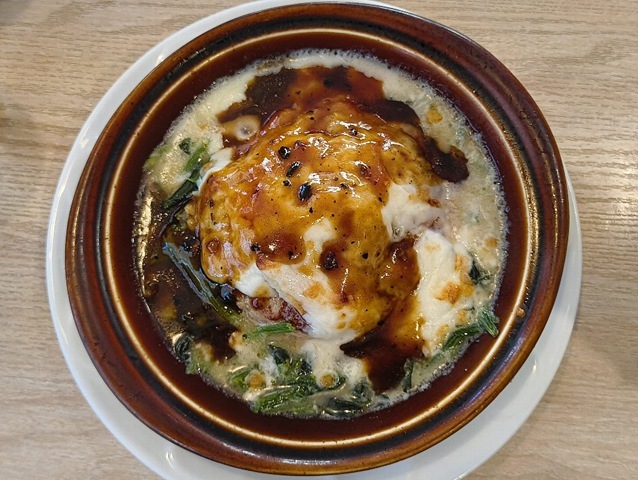 「デニーズ」で「グラタン風ハンバーグ～トリュフソース」と「COBBサラダ」と「プレミアム・モルツ」でランチ。「グラタン風ハンバーグ」はなかなか凝っていて、食べれば食べる程「デミグラスソース」と「ホワイトソース」が混じり合いさらにうまくなっていくのだよ（笑）。（デニーズ 浅草国際通店：浅草一丁目）