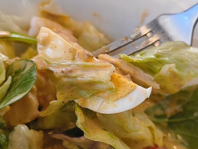 COBBサラダを食べる