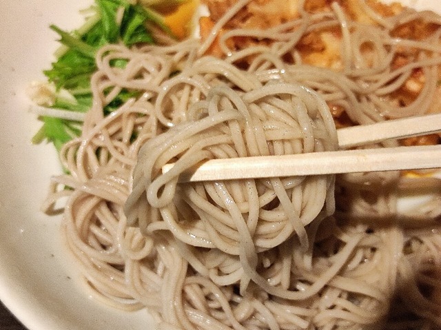 蕎麦を手繰る