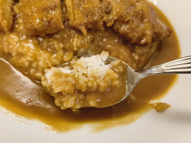 ライスカレーを食べる