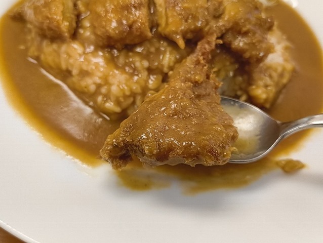 カツを食べる