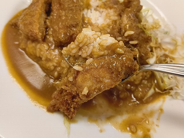 カレーとご飯とカツを食べる