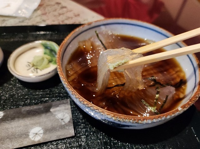 わさびをつけて食べてみる