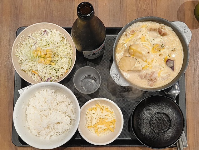 『松屋 浅草国際通り店』の「シュクメルリ鍋定食（追いチーズ付・生野菜・みそ汁付）」でビールを呑む。ビールを呑み、「シュクメルリ」を食べ、「生野菜」とみそ汁をいただくのだが、 あーこのルーティンが永遠に続かないものかと思ってしまう。無論、うまいのだよ（笑）。（松屋 浅草国際通り店：浅草二丁目）