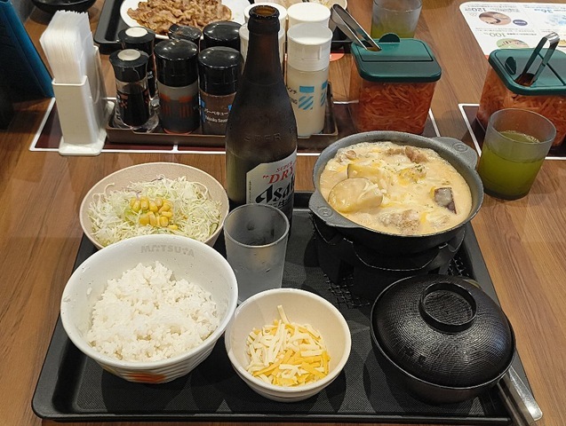 シュクメルリ鍋定食（追いチーズ付・生野菜・みそ汁付）とビール