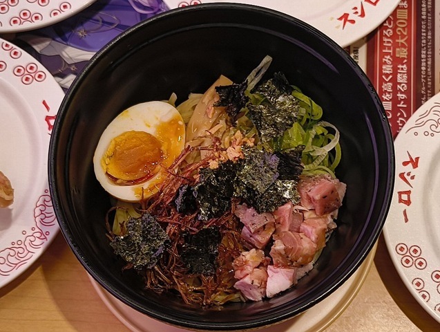 『スシロー』で「ガツンと！醤油ガーリック油そば 」でランチ。「特ネタ中とろ」と「大盛りねぎまぐろ軍艦」と、さらに「とろ～りチーズの炙りハンバーグ」と「ジャンボかにカマ天にぎり」をお願いしてみた。寿司の概念をぶち壊すジャンクなランチだ。勿論、うまいのだよ（笑）。（スシロー 浅草吾妻橋店：墨田区吾妻橋１丁目）