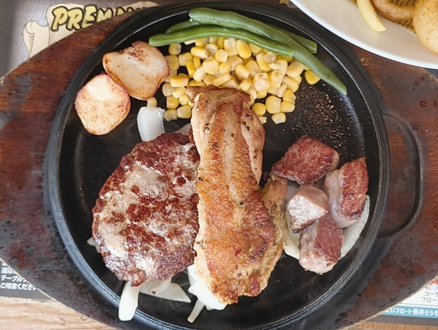 『シェーンズバーグ 錦糸町店』で肉ランチだ。お洒落な店内で、熱々の肉を口に運び、そこに冷えたスーパードライ。 この温度差と喉越しこそが、至福のひとときなのだ。勿論、うまいのだよ（笑）。（シェーンズバーグ 錦糸町店：墨田区錦糸2丁目）