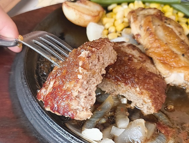 ハンバーグを食べる