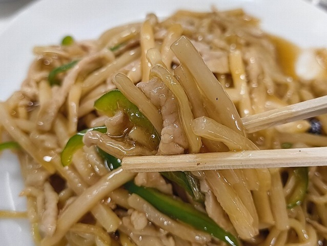 ルース焼きそばを食べる