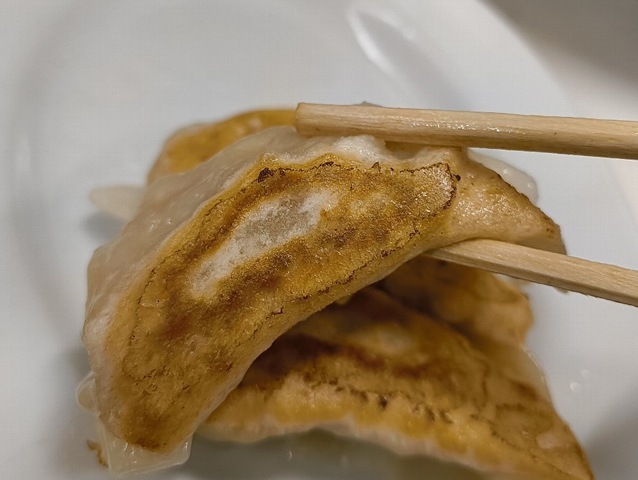 餃子を食べる