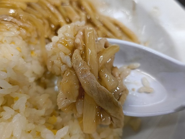 ルースチャーハンを食べる