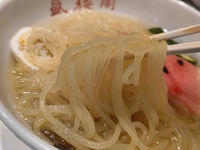 冷麺を手繰る