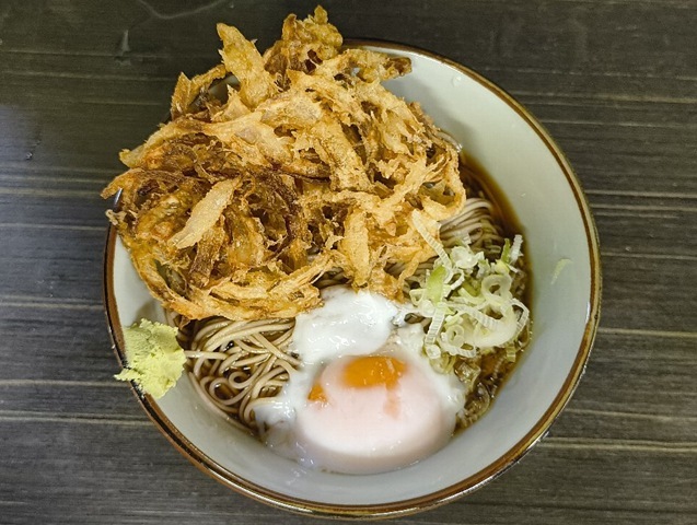 今日は「文殊」の「冷しかき揚げそば」に「温泉たまご」だ。「かき揚げ」と「温泉たまご」と「冷たい蕎麦」、 暑い季節柄、この三位一体に敵う蕎麦はちょっとないかもしれないのだよ（笑）。（文殊浅草店：浅草一丁目：浅草地下街）