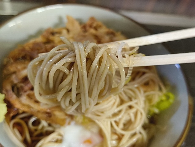 蕎麦を手繰る