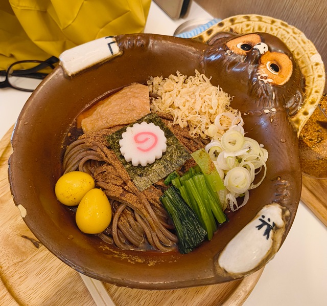 『たぬきは飲み物。』で「冷したぬきそば」（Ｍ）でランチ。成る程、見事なトッピングだ、と納得しながら食べたのだ。黒い蕎麦はよく噛み締めて食べましょうと云爾。勿論、うまかったのだ（笑）。（たぬきは飲み物。：豊島区東池袋1丁目）