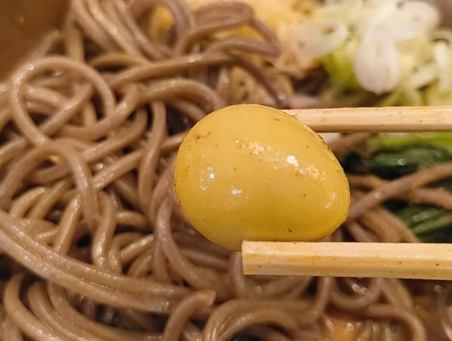 カレー味のうずらの卵を食べる