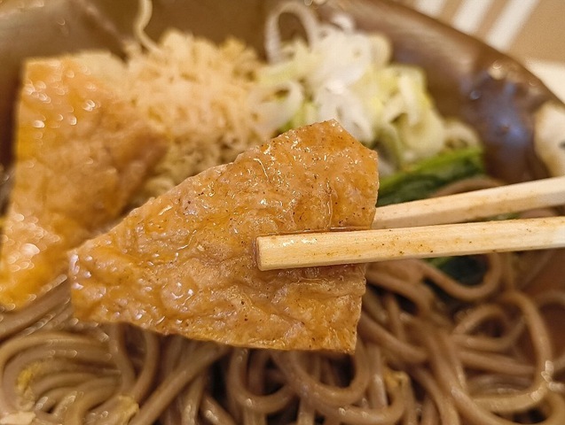 油揚げを食べる