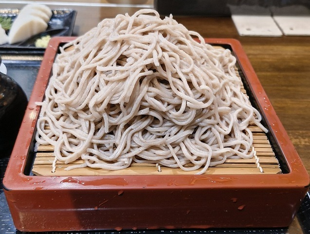 「蕎麦庭 甲州屋」の「おおもり」と「板わさ」と｢ビール」でランチ。「蕎麦」は「おおもり」なのだが、ここの「おおもり」は量が多いはずで、久々に食べてみようかと思ったのだよ。いや普通にうまかったのだわ（笑）。（蕎麦庭 甲州屋：浅草二丁目）