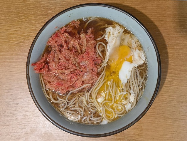 たまごを天ぷらの無い片面に散らしてやるのだ