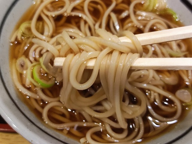 蕎麦を手繰る