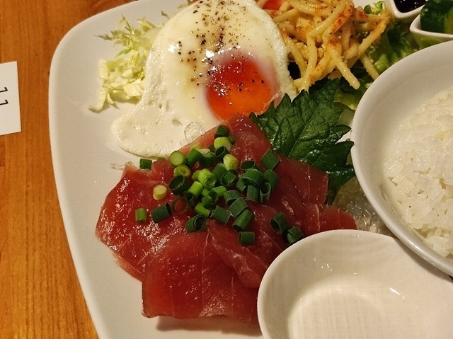 マグロ、目玉焼き