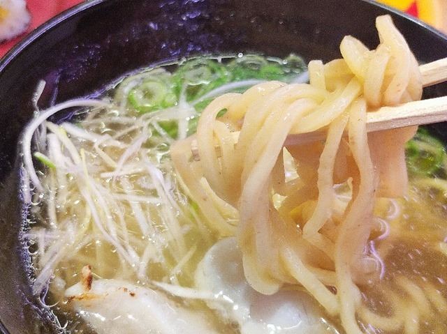 ラーメンを食べる