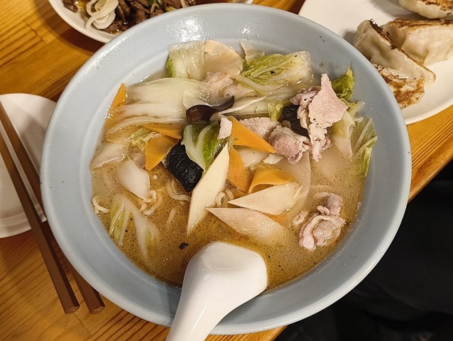 三軒目の「ニュー菜苑」で「純レバ」と「タンメン」と「餃子」と「ビール」で一献。でも「ナカジマ食堂」で呑んでいた「熱燗」が効いてきて余り覚えていないんだよ。うまかたのだよ（たぶん）（笑）。（ニュー菜苑：浅草四丁目）