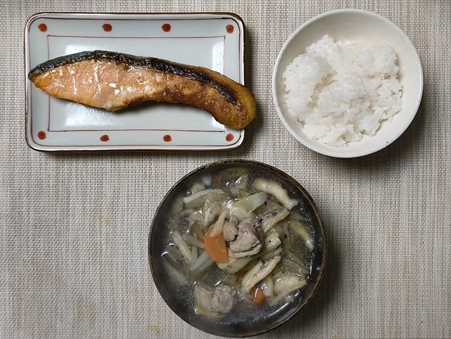 せんべい汁、鮭、ご飯（糖質30％オフ）