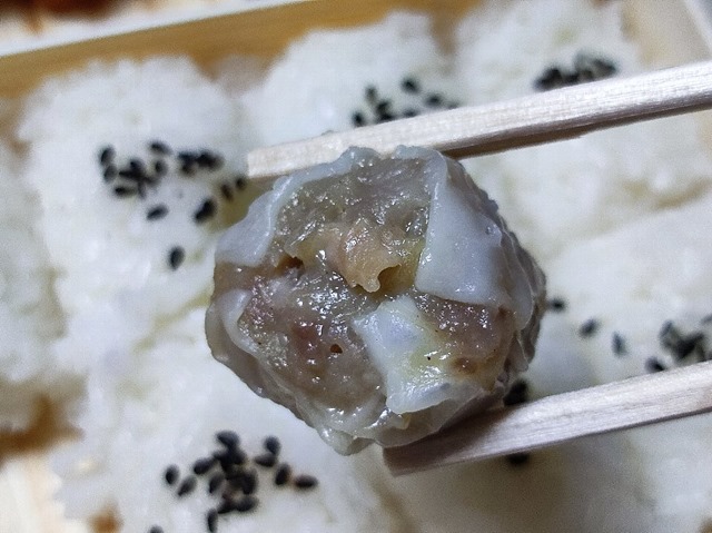 シウマイを食べる