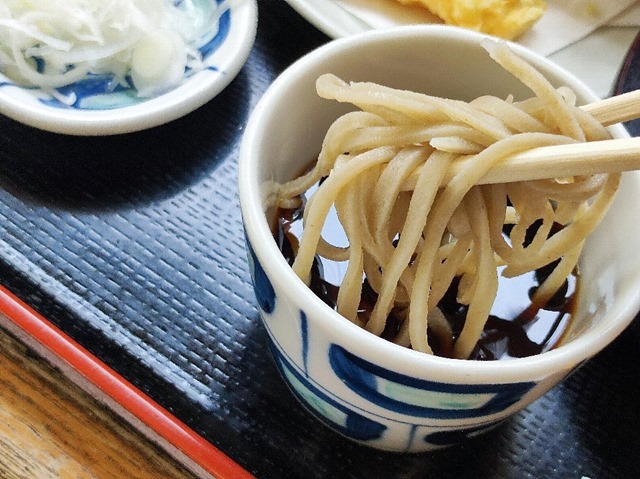 蕎麦を手繰る