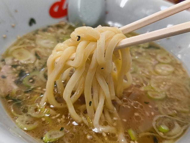 スープに浸した麺を手繰る