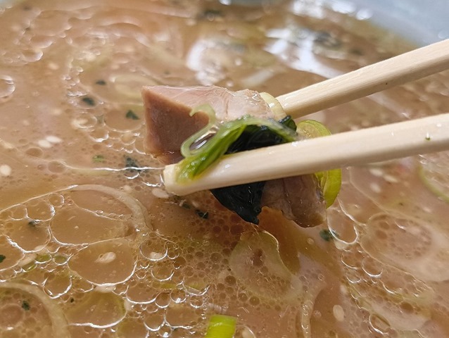 スープにはチャーシューがゴロゴロしている