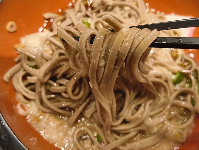蕎麦をまぜると見事なネバネバが箸についてくる