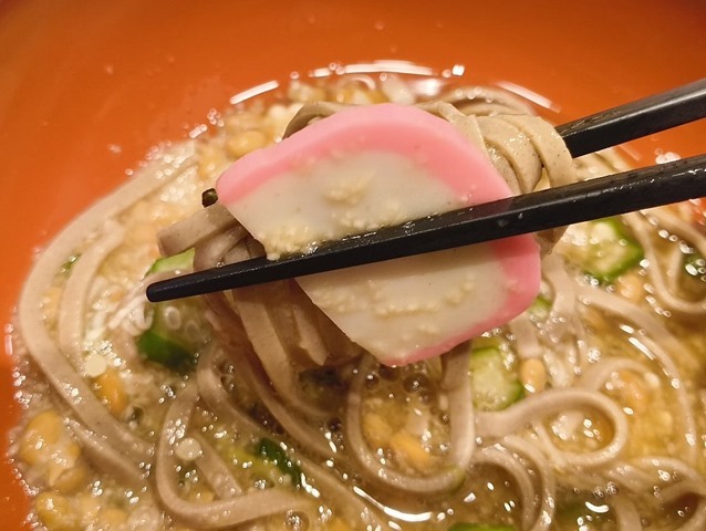 ねばねばねばそばをかまぼこ諸共食べるのだよ