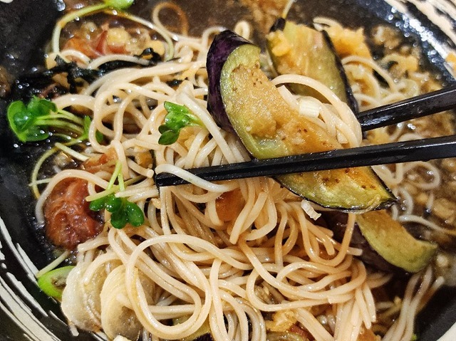 茄子と蕎麦を一緒に食べる