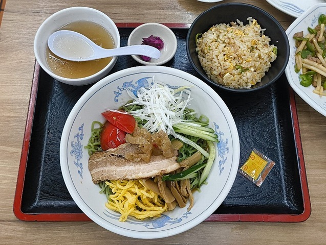 「福しん」の「生ビール3点セット」と「冷し中華」で夕餉にしたこと。家人は「半チャーハン」と「春巻き」を追加して食べていたけれど、ここは「日高屋」と違った良さがあるのだなぁ。勿論うまかったのだよ（笑）。（福しん 浅草ＲＯＸ前店：浅草一丁目）