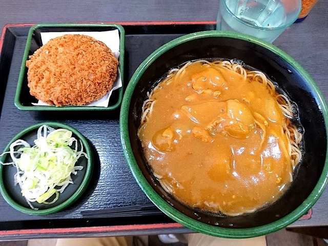 メンチカツカレーそば