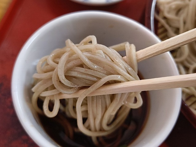 蕎麦汁に蕎麦をつけて手繰る