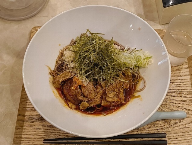 「風雷庵 浅草本店」で「肉そば冷」でランチ。思い切って掻き混ぜて「蕎麦」を手繰ってみる。 あはは、味がわからねー(笑)。 「蕎麦」はうまいのだが、「汁」が「豚肉」の味付けで上書きされていて、 さらには「ラー油」と「天かす」だ。 でも、その分からない味が結構うまかったりするのだよ(笑)。(風雷庵 浅草本店:花川戸一丁目)