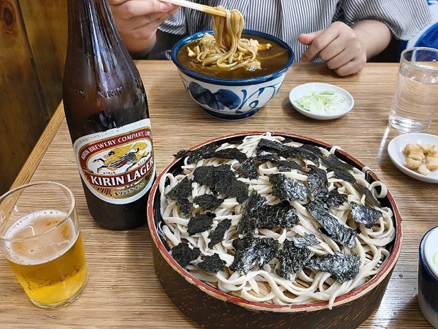 ざるそば（大盛）とカレー南蛮そばとビール