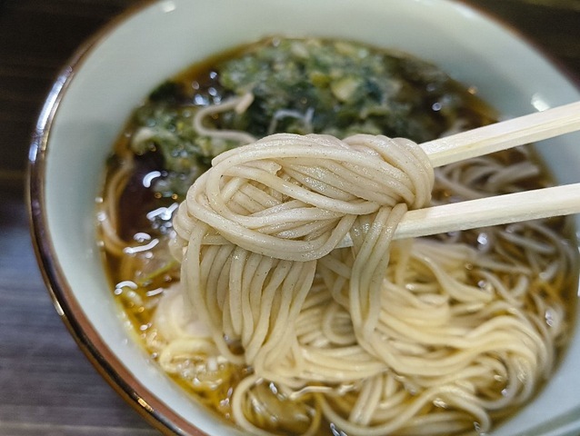 蕎麦を手繰る