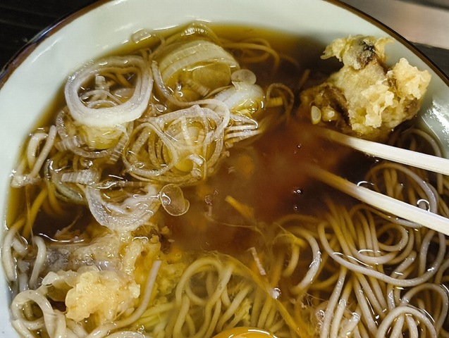 ちくわ天をズブズブと汁の中に沈めるのだ