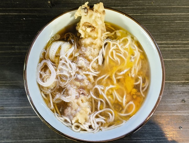 たまごを散らすとちくわ天が境になって見事な対象が見られる